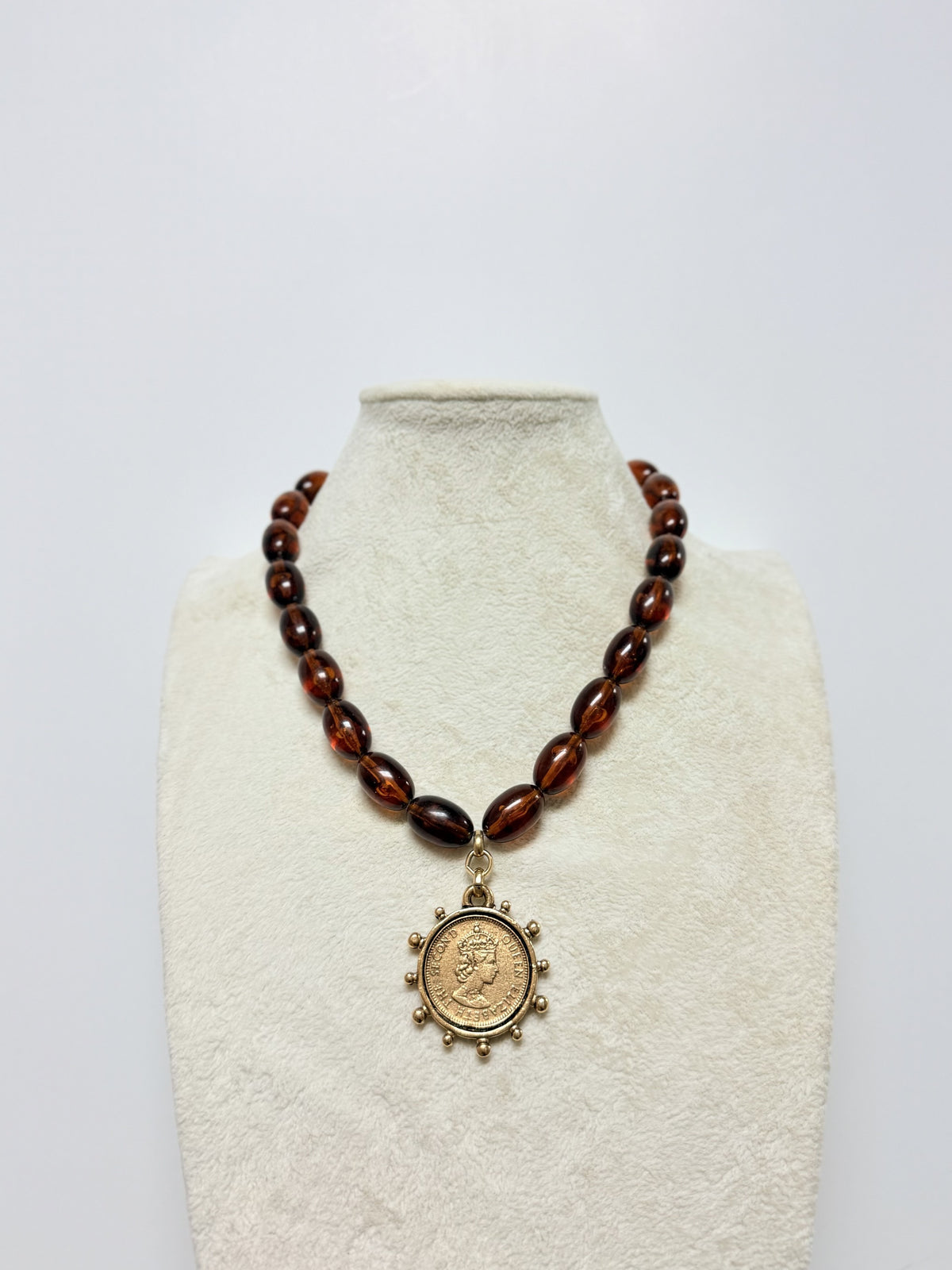 YOCHI OVAL BEAD QUEEN COIN