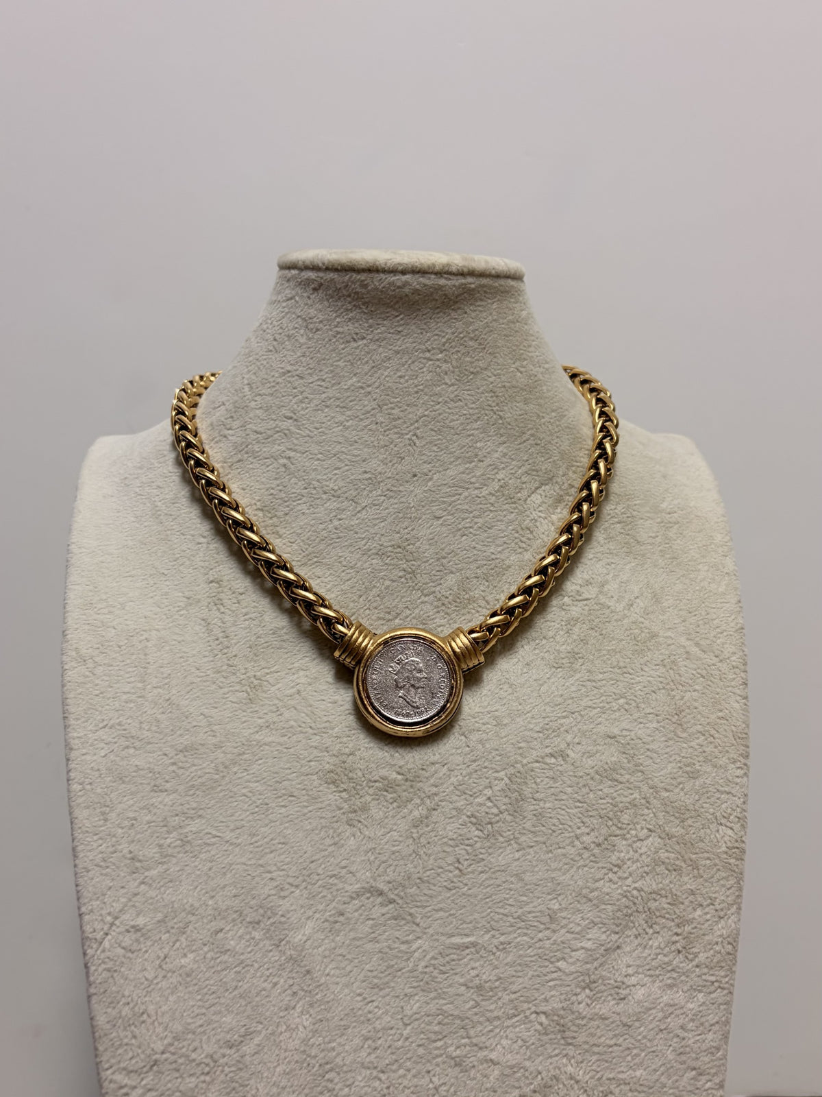 YOCHI QUEEN COIN CHOKER