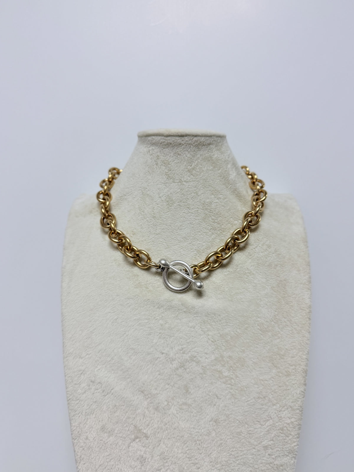 YOCHI TWO TONE TOGLE CHOKER