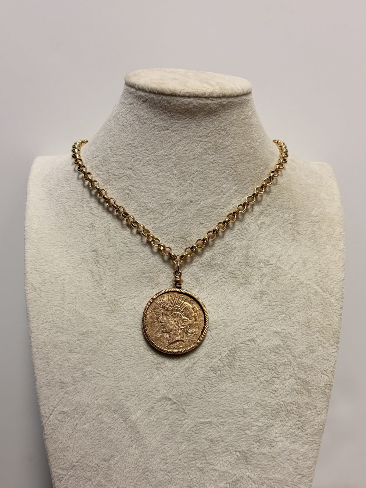 YOCHI THIN INTERLINKED CHAIN W LARGE LADY LIBERTY
