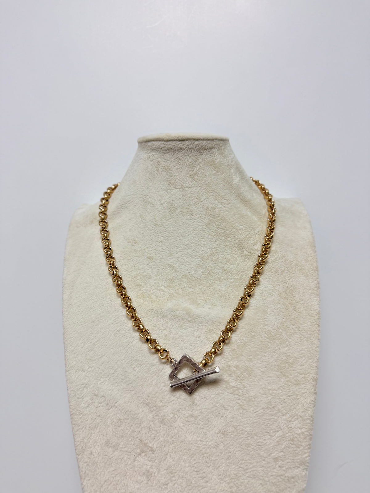 YOCHI CHAIN NECKLACE WITH TWO TOGLE AND SQUARE