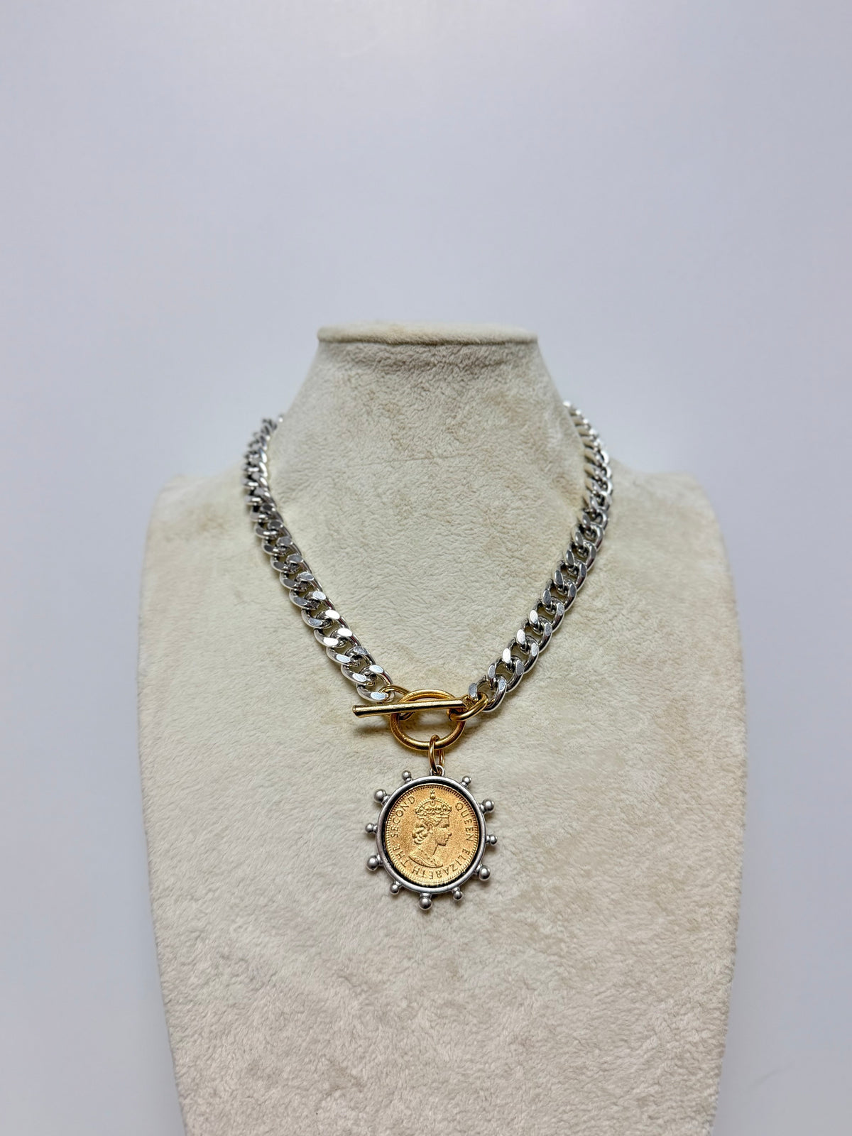 YOCHI THICK CHAIN WITH STUDDED COIN