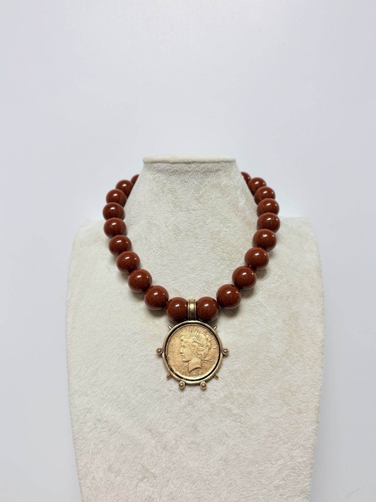 YOCHI ROUN BEAD W STUDDED QUEEN COIN